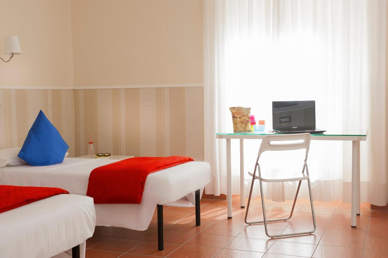 Budget Rooms Des Artistes Rom Exterior foto