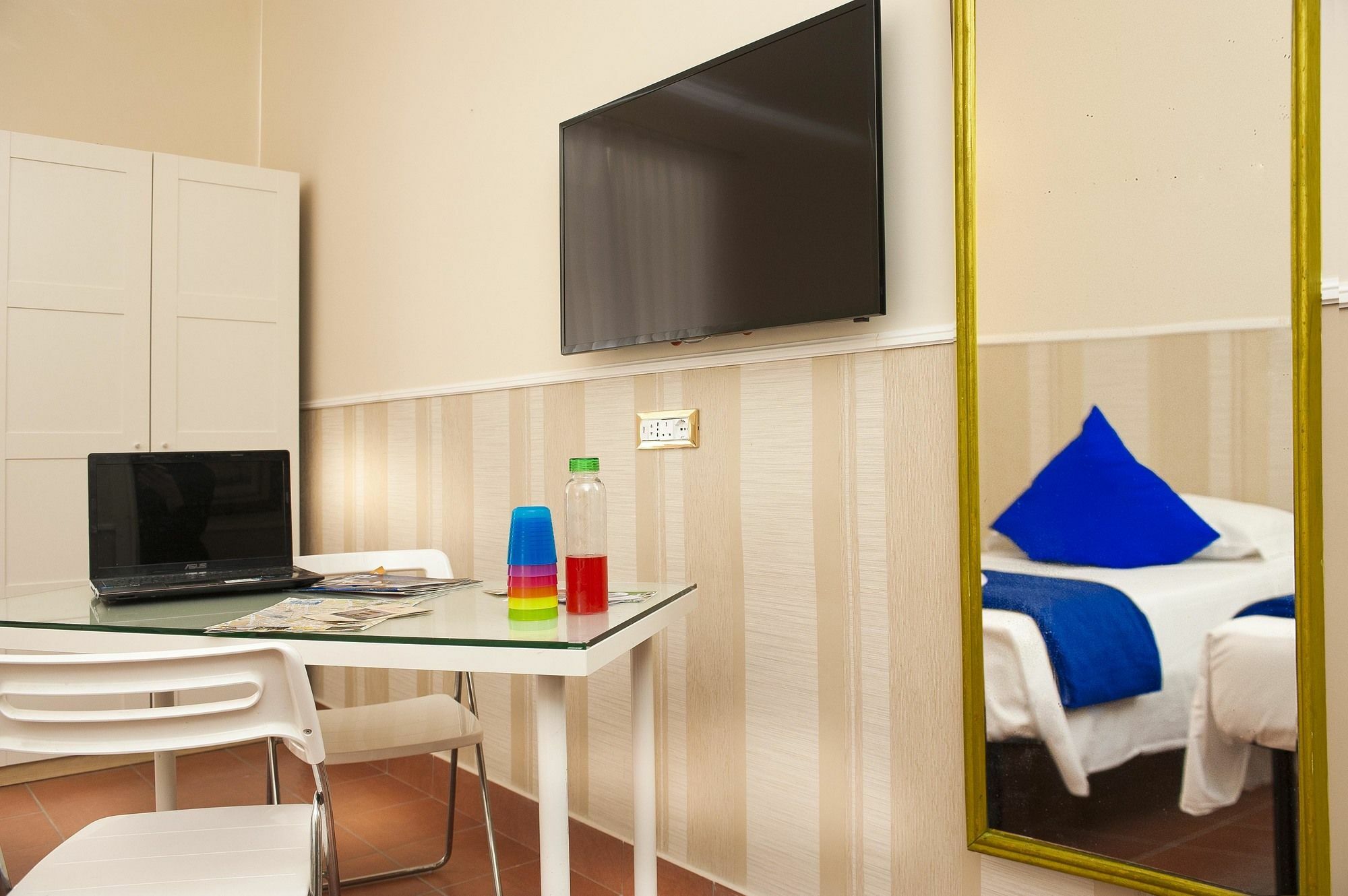 Budget Rooms Des Artistes Rom Exterior foto